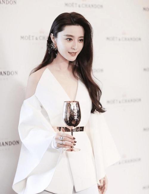 范冰冰穿衣太高级白色露肩上衣配喇叭裤高级大气满满国际范