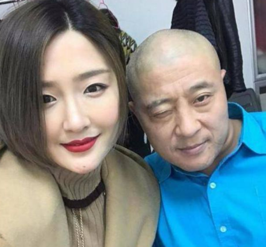 "赵四"近照身材发福,还收女弟子,如今离开赵本山在农村演出