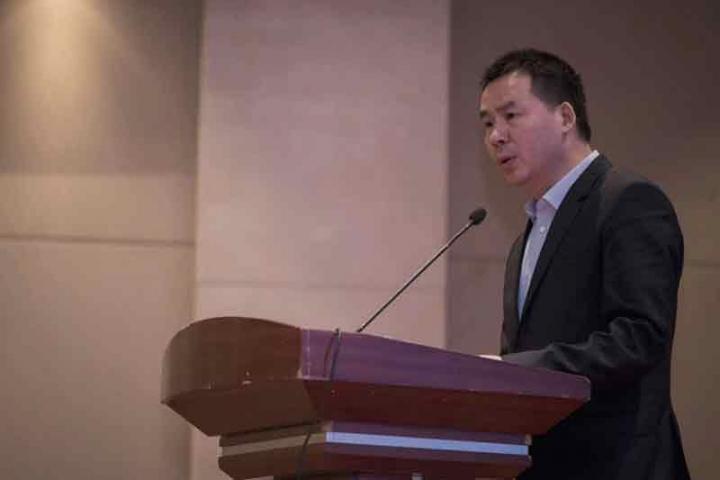 图为碧桂园集团副总裁,张江长三角科技城平湖新碧董事长谢金雄发表