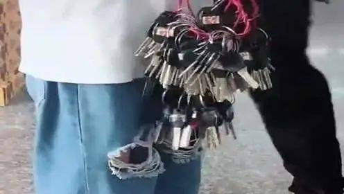 广东包租公7栋房收租60万!却说生活没意义,跑去开出租