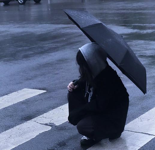 撑伞女头/图源各处.