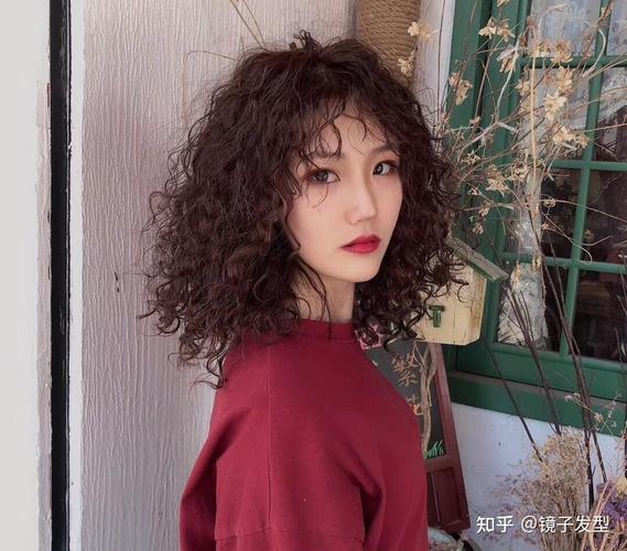 图一的这款卷发复古感很强,适合脸大的女生,这款烫发具有瘦脸的效果