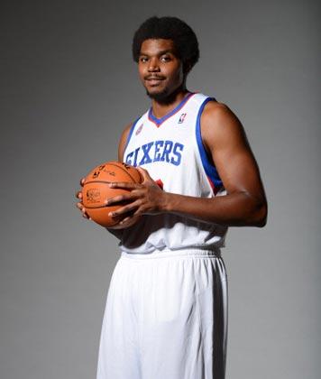 北京时间12月22日,根据cbs体育的报道,费城76人队中锋安德鲁-拜纳姆