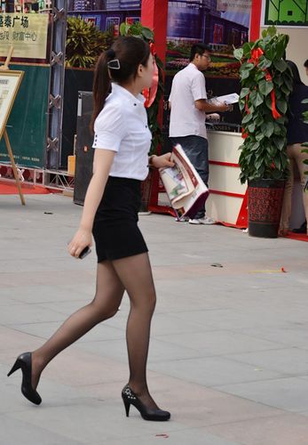 ol职业装黑丝高跟的售楼小姐姐,样子美美哒