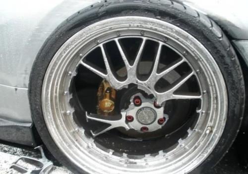 都标有很多信息,制造厂家的名称也铸在后面,如果后面有dicastal字样的