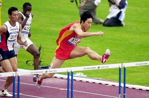 图文:110米栏刘翔小组第一挺进决赛 轻松跨越