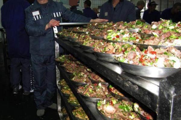 国家是有严格的规定的,在伙食方面,精准到每个服刑人员一个月具体摄入
