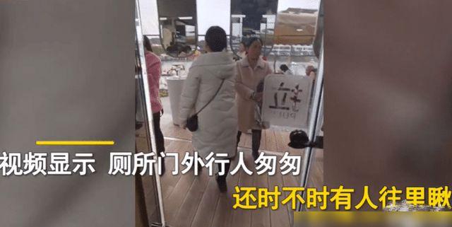 四川一"全透明厕所"火了,女子亲身体验,路人反应却成亮点