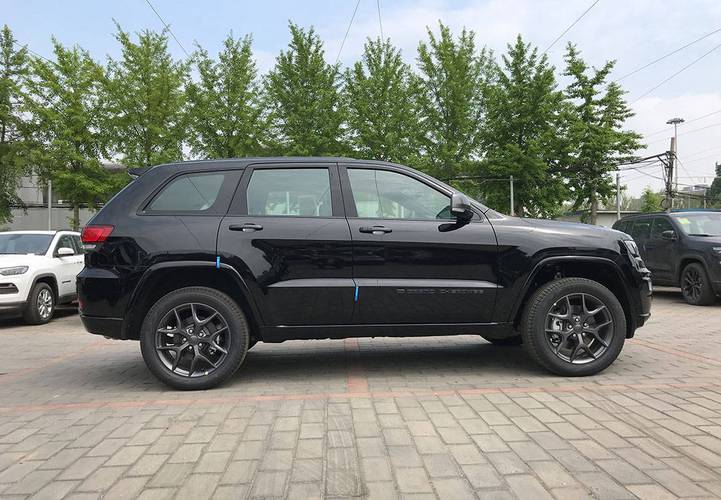 2021款大切诺基80周年纪念版拥有auto(自动),eco(经济),sport(运动)3