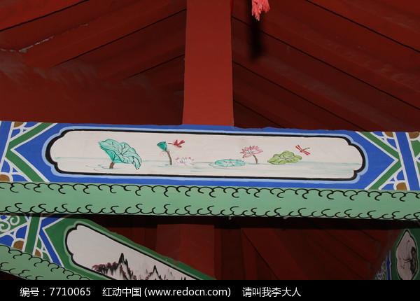 荷引蜓蝶雕梁画