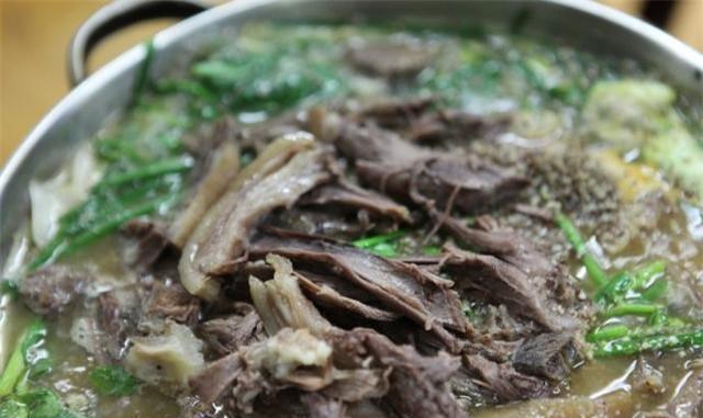 狗肉汤,狗肉性温有滋补的功效,被当成是滋补汤来食用,味道很不错,吃起