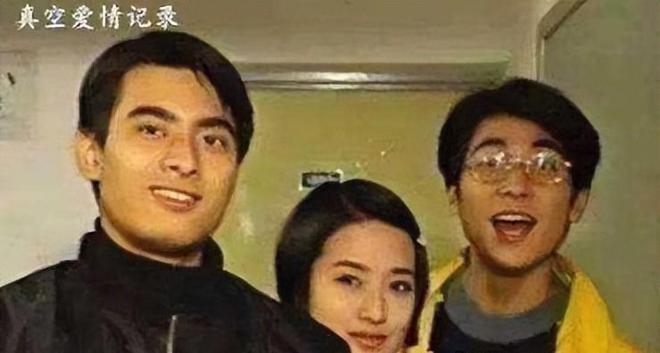 入学第二年,她出演了国产第一部偶像剧《真空爱情记录》正式出道.