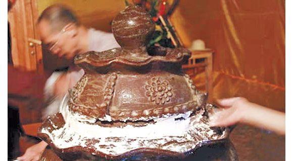 九华山僧侣圆寂后"坐缸" 3年不腐便塑成金身