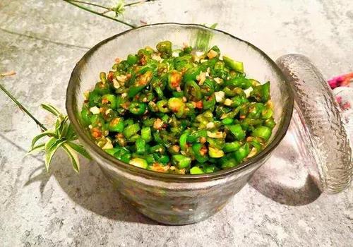 具体步骤:   主料:青辣椒500克,姜适量,蒜适量,白酒适量,糖少许,盐
