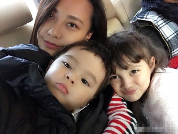 马雅舒微博晒混血儿女近照,三人颜值都颇高,儿子可爱帅气,女儿漂亮