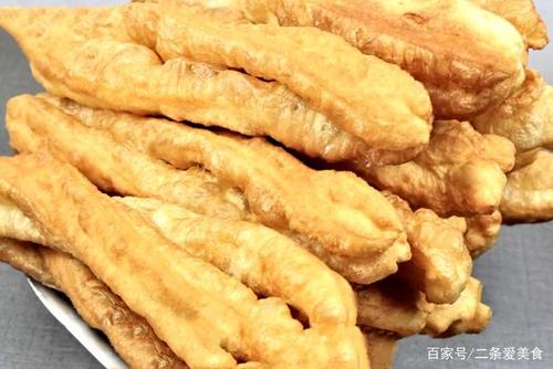 这是生活中常见的一种面食,尤其是在北方,人人都喜欢吃面食,油条就是