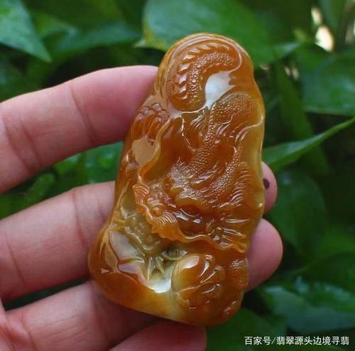 大马坎雕刻的黄翡龙牌,霸气威武.尺寸35*30*25.雕刻的栩栩如生.