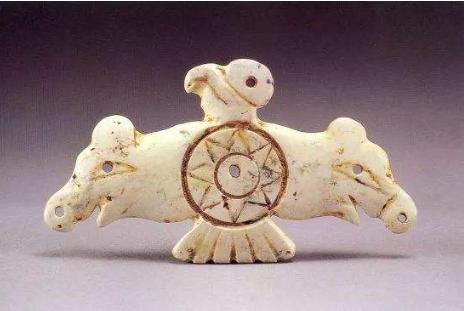 石器时代晚期,治玉工业在部分地区逐渐形成规模,璜,镯,环,珠,管等玉器