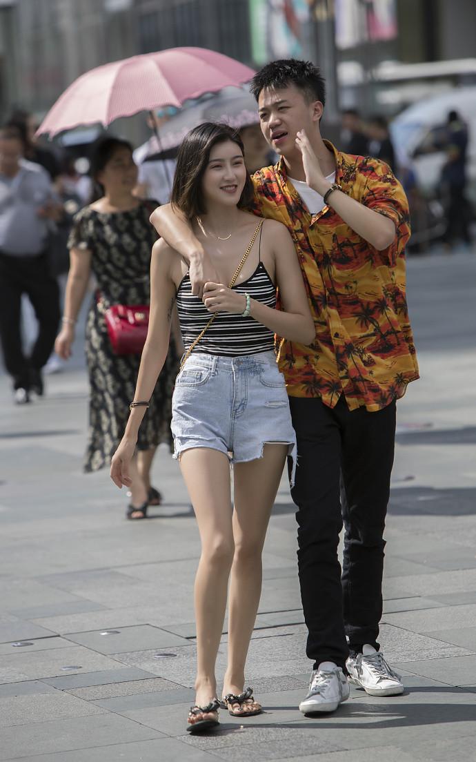 小姐姐的条纹上衣搭配短裤,一双休闲的人字拖穿在脚上,性感迷人!