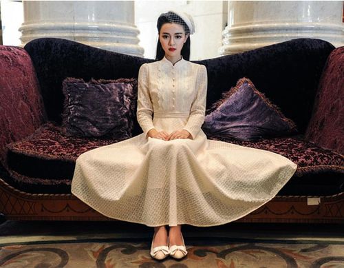 大小姐:女,十九岁 典型民国白富美,思想前卫,穿一身洋装长裙