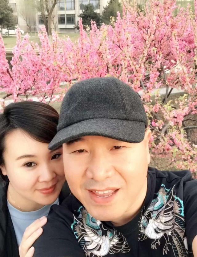 不过让网友称奇的是刘能的媳妇李琳居然跟王小利神撞脸,夫妻俩长得
