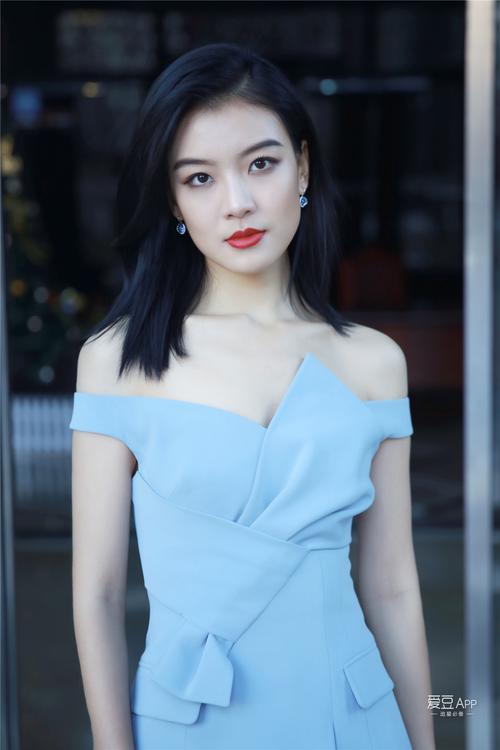 消息雅玫亮相华表奖见证电影盛会浅蓝色西装优雅动人