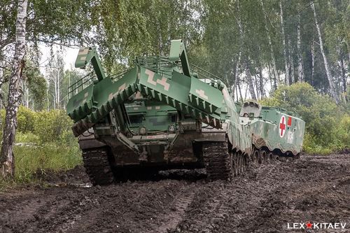 解放军这次还派出了工程车辆和医疗救护车,如此庞大的阵容是让多国流