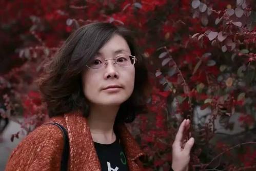 声音饱满大气,表达自然流畅,张驰有度,极具个人特色.