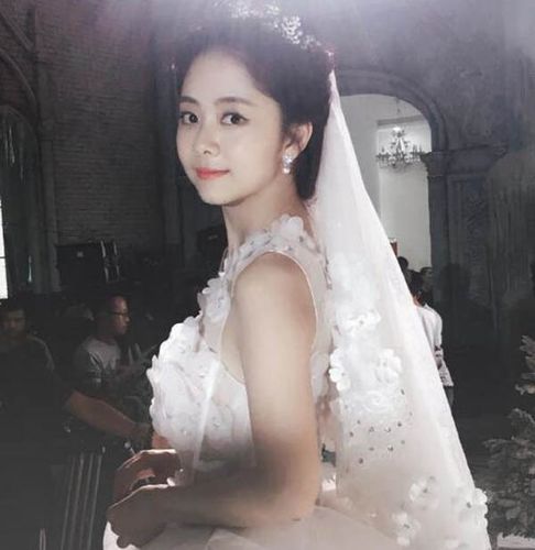 谭松韵的老公是谁-曝婚纱照这是要公开了吗