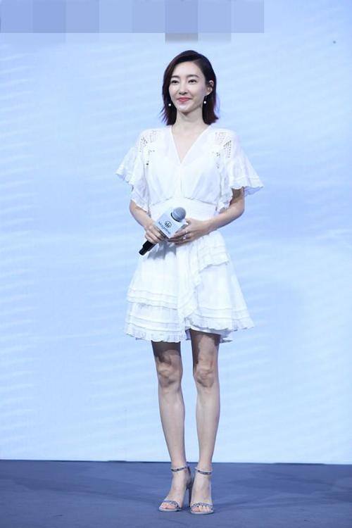 求王丽坤长点肉吧,穿白裙出活动,一双筷子腿看得让人吃不下饭