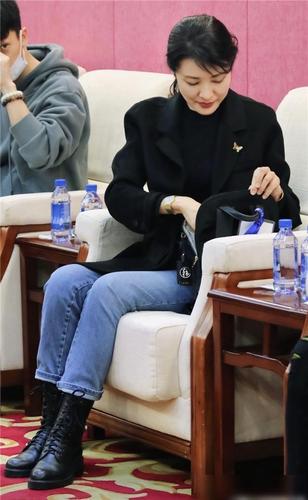 真正优雅的女人秋冬不会穿卫衣,学董卿,周涛这样穿,气质又优雅