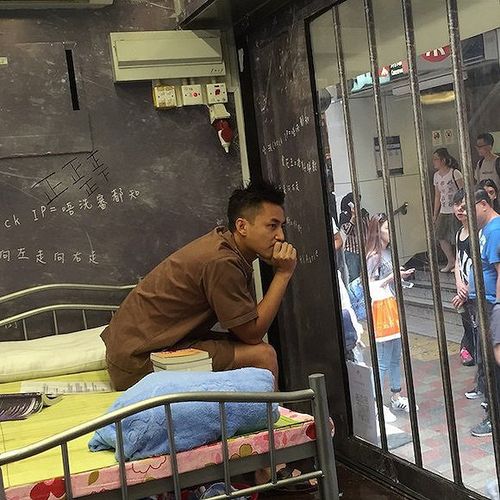 香港电影公司自制流动监狱 蹲够7天就付2万港币