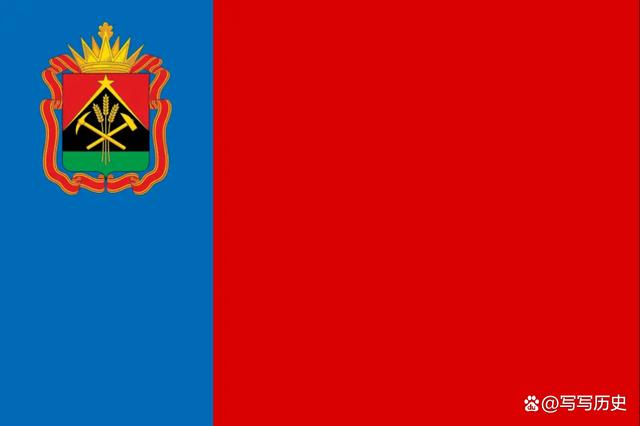 克麦罗沃州州旗,底色为红,蓝两色,左上方的州徽中有王冠,麦穗,铁锤