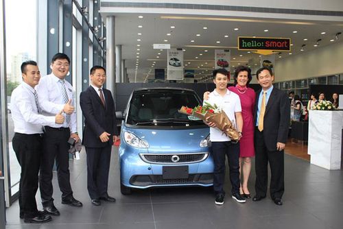 winkler和大兴奔驰smart的车客户合影