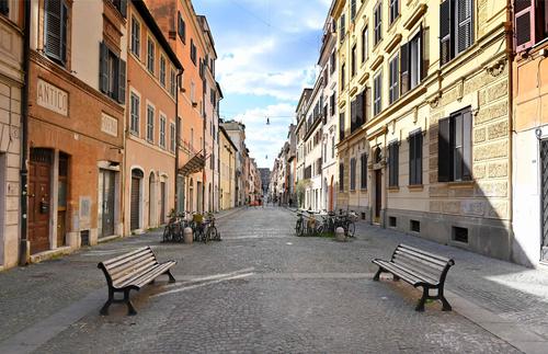 这是3月20日在意大利罗马拍摄的一条空旷的街道.