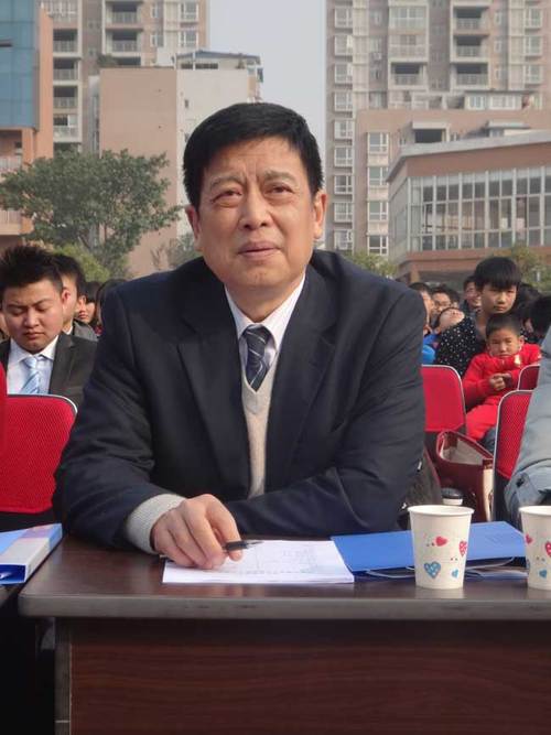 眉山中学党支部书记,曾先后在眉山一中