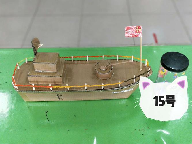新区港头陈幼儿园中二班纪念海军成立70周年亲子手工制作军舰投票活动