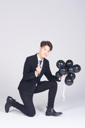 单膝跪地四个立体小人创意高清图片相关的图片