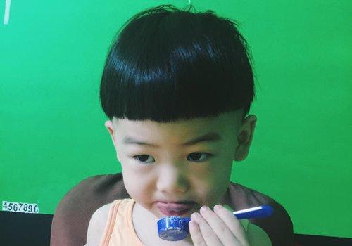 小男孩剃鬓角短发茶壶盖发型