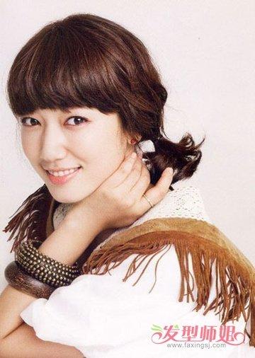 发型diy 编发 >> 女孩清新辫子发型怎么辫 双辫子中短发时尚发型图片