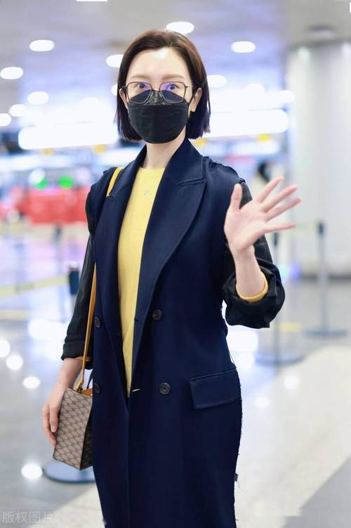 街拍:陈数黑色长外套 深蓝色牛仔裤知性优雅_机场