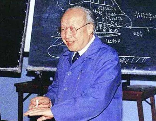 我国著名的已故科学家钱伟长,早先也是一名文艺青年,考清华大学时