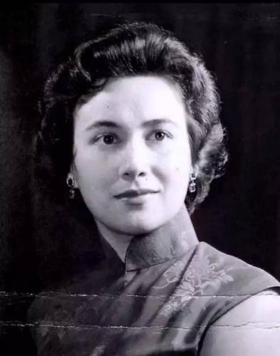 在他个人的努力和黎婉华家族的帮助下,他很快成为了一名富豪.