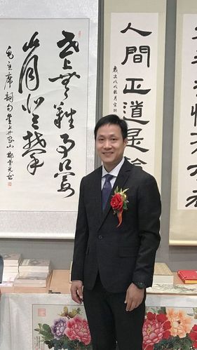 郑云光,1980年生,中国当代书法家,号龙谊山人,早年移居香港,祖籍福建