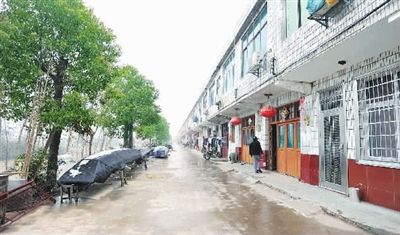 一批湘江渔民结束长期漂泊生活,搬进了湘阴县三塘镇渔民村.