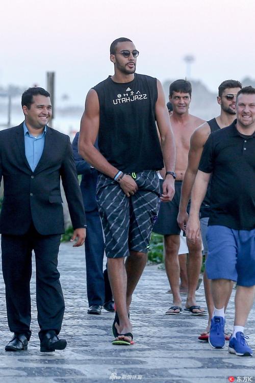 戈贝尔造访里约热内卢街头闲逛个头显眼