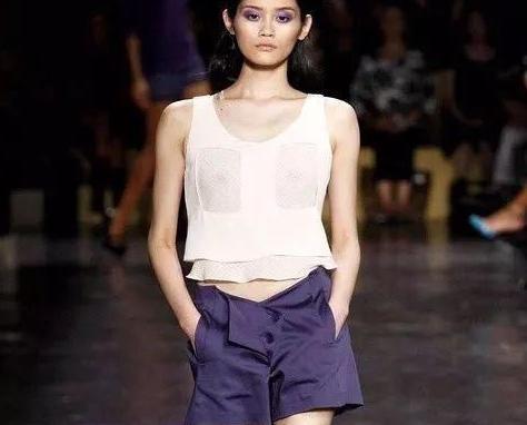 与刘雯抢代言,维密秀上"一摔"成名,嫁入豪门的奚梦瑶不简单