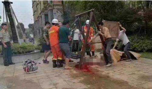 宜春人玩秋千注意:靖安一小孩玩秋千时被卡,爆头身亡
