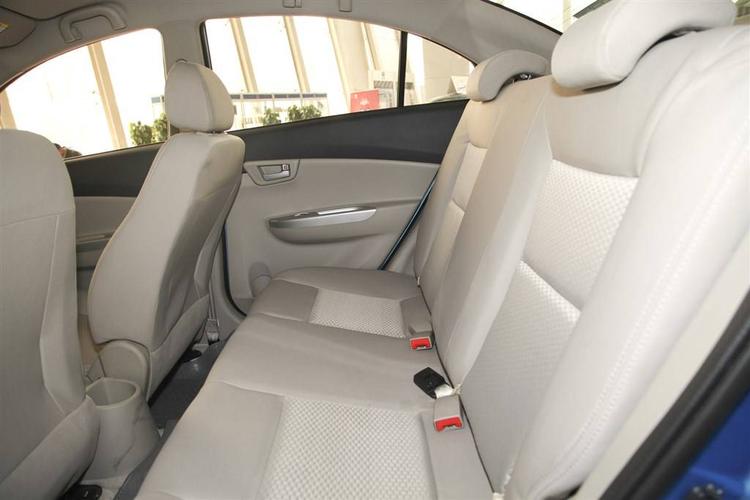 悦翔v5后排空间