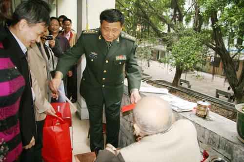 广州警备区政委吕保山慰问困难残疾人唐英吉